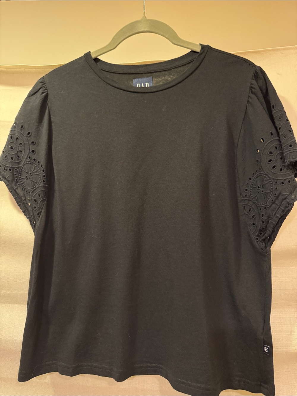 GAP Black Short Sleeve Eyelet Crew Neck Tee Size S